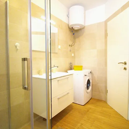 - New Near Podvrske * Murter