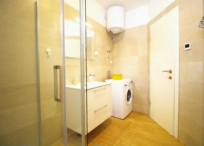 - New Near Podvrske * Murter