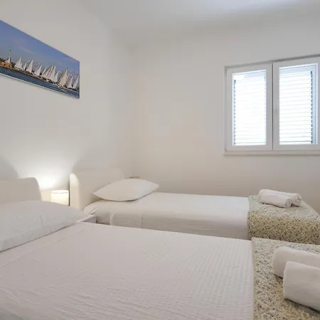 - New Near Podvrske Apartment Murter