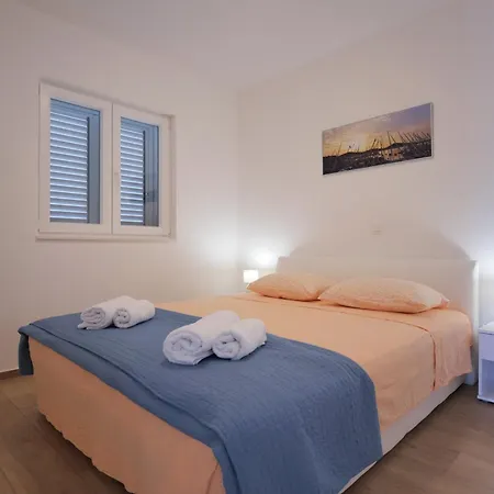 - New Near Podvrske Apartment Murter