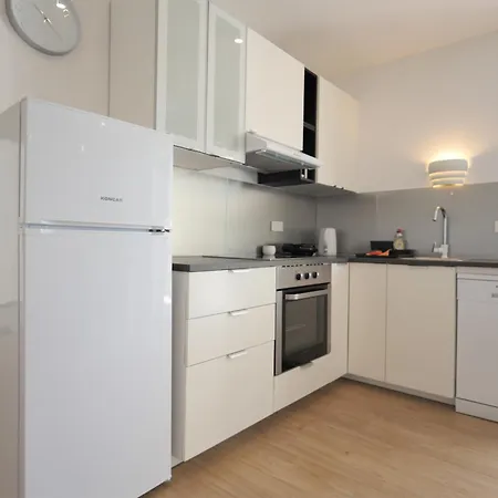 - New Near Podvrske Murter