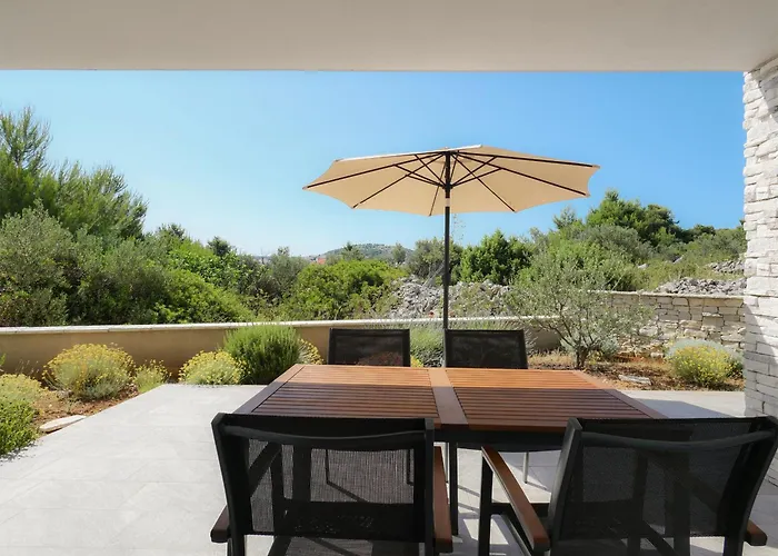 - New Near Podvrske * Murter